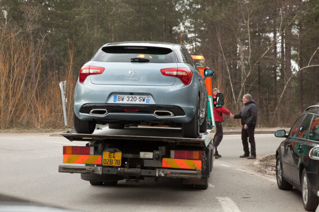 Voiture en panne remorquage