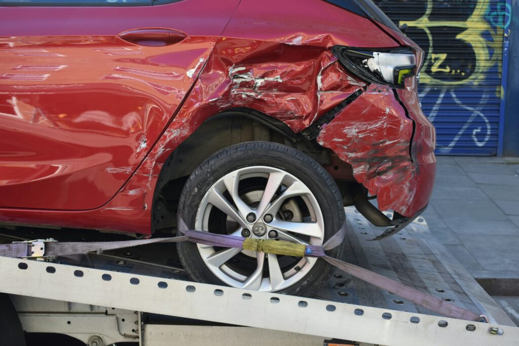 Voiture accidenté VEI sur dépanneuse