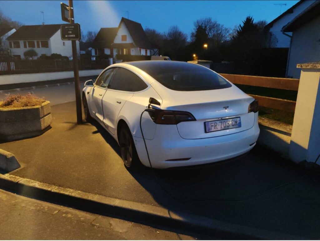 TESLA avec batterie en panne