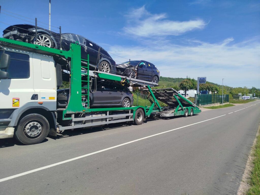 Camion porte voiture en panne