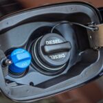 Bouchon bleu du réservoir d'AdBlue, à côté de celui du gazole