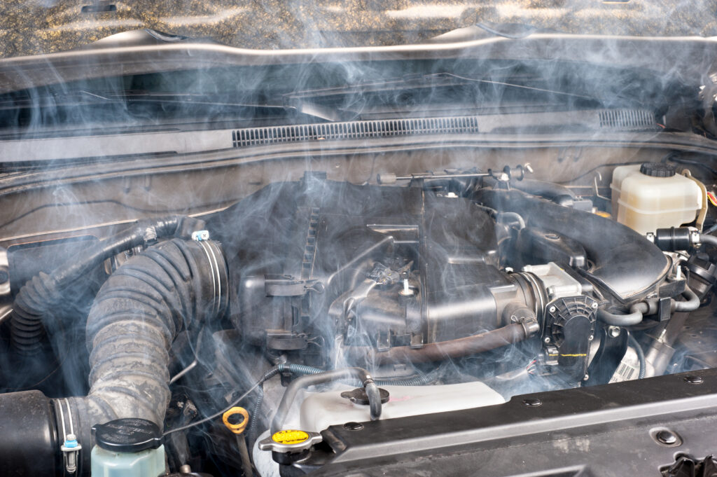 Moteur en surchauffe, vapeur s'échappant du compartiment